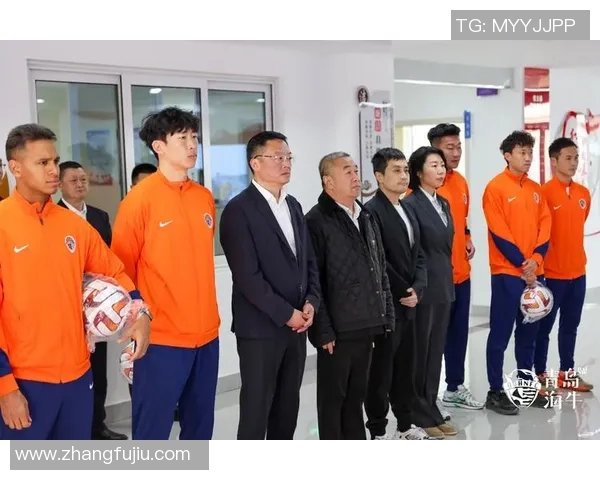 足球明星亲自赠送球衣给粉丝传递温暖与激情的感人时刻 足球明星亲自赠送球衣给粉丝传递温暖与激情的感人时刻